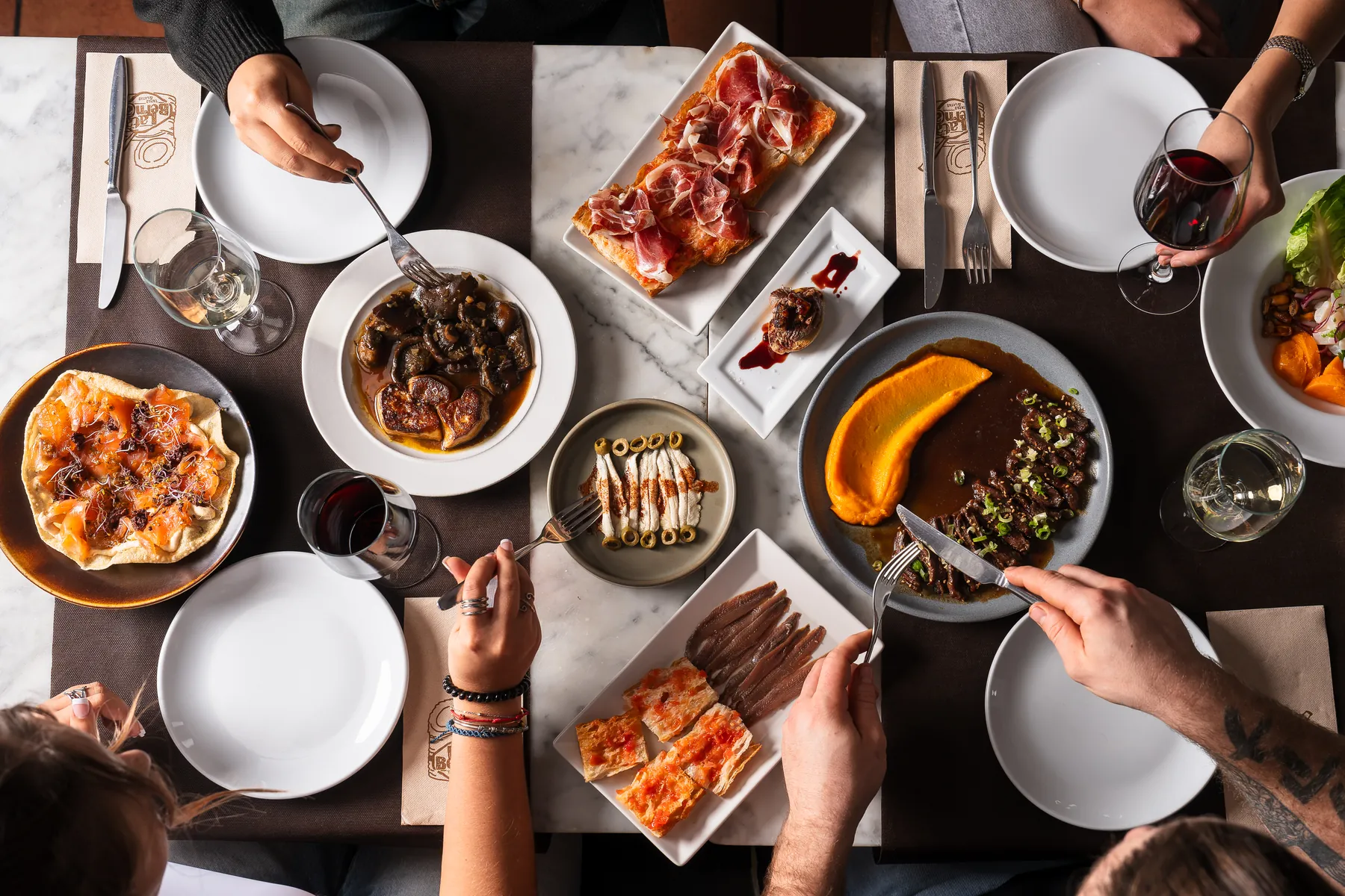 Mesa compartida con tapas de la carta de Lata-Bern@